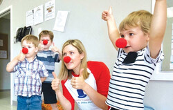 Les enfants qui jouent les clowns dans un cours de théâtre du camp d’été. Photo: Studio de Danse Danielle 