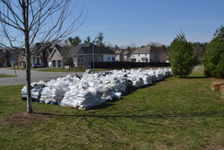 Facing possible flooding, the City supplied residents with sandbags at parc Louis-Roy. 
Photo: Olivier Pilon