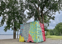 Légende de la photo : Dès aujourd’hui et chaque semaine de l’été, le Cube culturel se déposera dans un nouveau parc, devenant pour quelques jours un point de rencontres culturelles éphémères proposant diverses activités artistiques aux visiteurs. Photo : Ville de Gatineau 