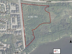 Légende de la photo : Un groupe de résidents inquiets a organisé une manifestation pour la protection de la forêt de Deschênes, prévue le 6 juillet, sur le trottoir adjacent au boisé le long du chemin Fraser. Le conseil municipal de Gatineau fera son vote final sur la vente de la propriété le 7 juillet. Photo : Ville de Gatineau