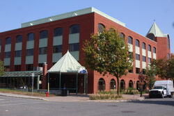 Légende de la photo : Notant que le nouveau bâtiment de trois étages prévoit inclure une bibliothèque modernisée sur deux étages avec divers bureaux municipaux, le concours d'architecture devrait être l'occasion pour les résidents de contribuer à façonner l'avenir du Vieux-Aylmer avec un tout nouveau bâtiment « signature », appelé à devenir un élément central de la vie communautaire de la Ville. Photo : J-D Potié