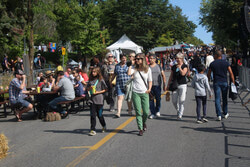 Légende de la photo : Alors que le Vieux-Aylmer accueillait son premier événement annuel Oktoberfest les 25 et 26 septembre, les gens du secteur et d'ailleurs ont rempli la rue Principale par centaines pour siroter quelques bières, se laisser tenter par la cuisine d'inspiration allemande et s'imprégner de l'atmosphère festive. Photo : J-D Potié