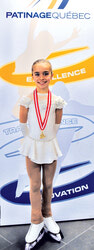 Séléna fait partie du club de patinage artistique CPA Asticou d’Aylmer. Elle est entraînée par Justin et Chantal Bell. Séléna est une élève de 3e année qui fréquente l'école Euclide-Lanthier. 
Credit : Courtoisie