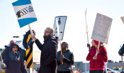 On October 26, teachers, health care workers, and other public sector workers protested in Aylmer as part of a province-wide day of action. 
Photo: LRC