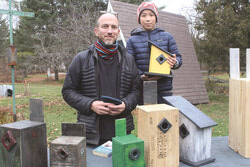 Légende de la photo : Dans l'espoir de fournir aux oiseaux locaux des abris douillets tout en recueillant des fonds pour une bonne cause, l'artiste Éric Tardif, d’Aylmer, et son fils Naoki ont lancé une initiative de vente de nichoirs le week-end dernier. Comme 20 % des recettes sont versées au Centre de pédiatrie sociale de Gatineau, M. Tardif a souligné l'importance d'aider les enfants défavorisés de la région, surtout dans le contexte de la pandémie. Photo : J-D Potié
