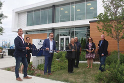 Légende de la photo : De gauche à droite : Jean-François LeBlanc, conseiller du district du Lac-Beauchamp; Audrey Bureau, conseillère du district d'Aylmer; Maxime Pedneaud-Jobin, maire de Gatineau; Diane Middlemiss (fille de feu Robert Middlemiss); Bryan Middlemiss (fils de feu Robert Middlemiss); Isabelle N. Miron, conseillère du district de l'Orée-du-Parc et présidente de la Commission des arts, de la culture, des lettres et du patrimoine; Gilles Chagnon, conseiller du district de Lucerne. Photo : J-D Potié