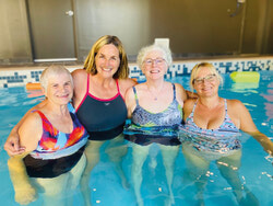 Légende photo : Sylvie Fréchette et des résidentes du Lib sont tout sourire lors de l’inauguration de la piscine.
Crédit photo : Gracieuseté du groupe EMDBatimo