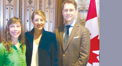 De gauche à droite : Lily Ryan (vice-présidente du Quebec Community newspaper association (QCNA) et éditrice du Bulletin d’Aylmer / West Quebec Post), Mélanie Joly (ministre du Tourisme, des Langues officielles et de la Francophonie) ainsi que Will Amos (député fédéral de Pontiac).  
Photo: Amanda Woodley