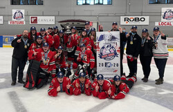 Gold medal winners from the Outaouais in the female league, the Dynamites 