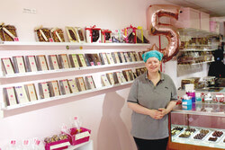 Gaëtane Osborne réalise son rêve de gérer une entreprise en ouvrant Béatrice et chocolats sur la rue Principale à Aylmer, il y a cinq ans. Photo : Charles Fontaine