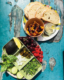 Toasts à l’avocat, aux pêches et aux jalapenos