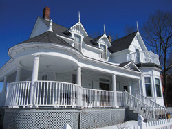 Photo caption: Maison Woods or “Castel Blanc” at 43 rue Principale. Photo credit: Réseau du patrimoine de Gatineau et de l’Outaouais.