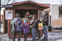Photo: Old Aylmer was a-flutter with covid-cautious Christmas revellers. Shopping locally and enjoying the season was on the minds of visitors November 27, 28 and 29. Next weekend the market sellers will be set up for the last time this year. Photo : Michel Gosselin
