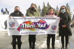 Photo caption : As a show of appreciation for the work of Symmes and D’Arcy McGee high school teachers to keep educating students during the pandemic, a group of local parents organized a parade at the school on February 25. Photo : J-D Potié