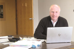 Légende de la photo : Désireux de rendre les services de gestion des déchets de la ville plus efficaces, le conseil municipal a récemment approuvé la construction d'un écocentre dans l'ouest de la ville (Aylmer), ainsi qu'un projet pilote visant à lancer un service mobile de collecte des déchets encombrants. Le conseiller municipal de Lucerne, Gilles Chagnon, qui a dirigé le projet d'écocentre depuis le début de son mandat, s'est réjoui de l'ajouter au budget 2021 de la Ville. Photo : J-D Potié
