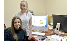High school students Katianna Mennie and Alison Leroux spent a day at the Bulletin as part of the Jeunes explorateurs program to experience hands-on journalism and graphic design. The Bulletin participates annually, when there is a request from students.