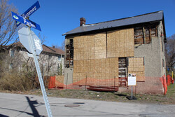 47 Symmes Street, destroyed by fire in November 2018, dates from the 1850s and is being considered for demolition. (LR)  (Trans.: LR)Photo: Nicolas Sabourin