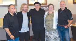 Quelques membres du groupe musical Disco Fever Expérience. De gauche à droite, Sylvain Ménard, 
Perry Brunet, Sylvain Mercier, Élaine Courteau et Daniel Lacasse.   Photo: Olivier Pilon