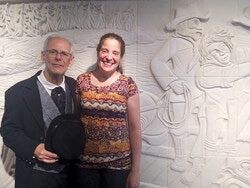 Gilles Laroche qui pose avec l’artiste Isabelle Regout lors de l’ouverture estivale du Musée de l’Auberge Symmes. Photo: Courtoisie