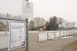 Photo caption: While Gatineau’s outdoor rinks are expected to open sometime this winter, the city confirmed that people won’t be able to partake in pick-up hockey games due to the state of the pandemic locally. According to the provincial government’s health and safety guidelines, participating in team sports, including hockey, is still not allowed for cities in maximum emergency (red zone) mode. As it stands, people will only be able to practice by themselves or in pairs, with a maximum of 25 people present at the same time – which includes participants on the ice and people standing along the perimeter. Photo: J-D Potié