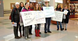 Manifestations : 
Partout au Québec, des manifestations de la part d’organismes de défense collective des droits (DCD), jeudi dernier, le 26 avril. Photo : Lily Ryan