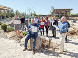 Le 18 juin, le Comité de relance économique de l’APICA a lancé une campagne promotionnelle visant à donner plus de visibilité aux entreprises d’Aylmer, intitulée « Achetez Aylmer, c’est gagnant! ». Sur la photo, le président de l’APICA, Éric Delage, avec l’équipe de relance économique, annonce la campagne lors d’un dévoilement au Spa Koena sur le chemin d’Aylmer. Photo : Michel Gosselin