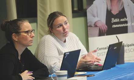 City councillor Caroline Murray consults constituents in Deschênes