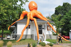 Impressive inflatable installations dazzled visitors to rue Principale last summer. 
Photo : Bulletin 