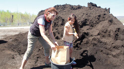 The days of loading up on Gatineau 
compost is over for residents.
Photo: Bulletin Archives