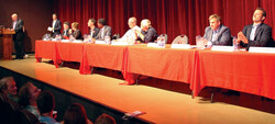 Aylmerites packed the Cinema Aylmer for the Bulletin’s lively all-candidates’ debate during the federal election of 2015. 	Photo: LRC