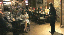 Roger Blanchette a parlé de l’histoire de l’éducation régionale à une foule rassemblée au Pub Le Maçon, le 17 août. Photo : Samuel Poirier