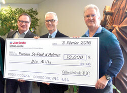 Gilles Lalonde, propriétaire des Jean Coutu à Aylmer depuis 24 ans, Jean Bellefeuille, administrateur des Jean Coutu Aylmer, Raymond Sabourin de la Paroisse St-Paul d’Aylmer.
Photo: Lily Ryan