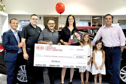 Aylmer Kia (Directeur) Reda Ratouares, (Vendeur) Cameron Mousseau, (Propriétaire) Vladimir Tolstoy, La gagnante Chantal Letourneau et sa famille.
Aylmer Kia (Director) Reda Ratouares, (Salesman) Cameron Mousseau,
(Owner) Vladimir Tolstoy, Winner Chantal Letourneau and her family. (WP)
Photo: William Pryor