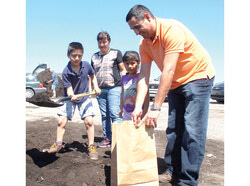 In 2015, Aylmer families flocked for the two days of free compost distribution, a city initiative that Gatineau council decided is no longer useful. (LR) 	Photo: Lily Ryan