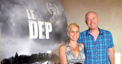 Le film Le Dep, filmé à Val-des-Monts, a été inauguré au Cinéma Aylmer le 17 août. Sont présents sur la photo : la directrice Sonia Bonspille Boileau et le producteur Jason Brennan. (LR)
Photo: Lily Ryan 