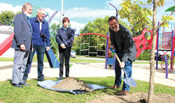 (from left) Deschênes councillor Richard Bégin; Residents’ Association president Howard Powles; Clairette Bourque, president of the Syndicat des co-propriétaires du Parc Madaire and mayor of Gatineau, Maxime Pedneaud-Jobin. 
Photo: William Pryor